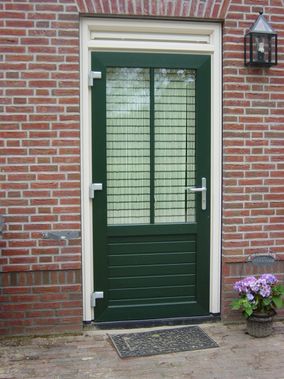 Groene kunststof deur