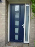 Blauwe voordeur met kleine raampjes